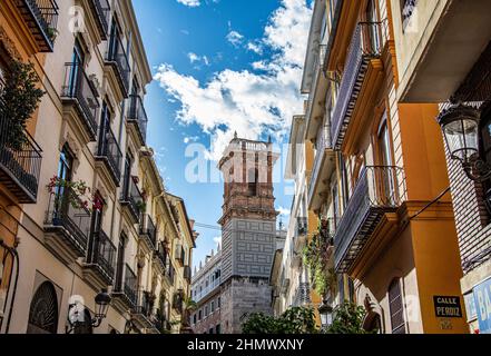 VALENCIA , SPAGNA - 8 DICEMBRE 2021: Edifici storici nella città vecchia di Valencia Foto Stock