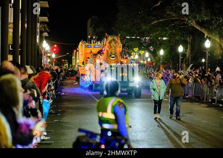 Mobile, Alabama, Stati Uniti. 11th Feb 2022. Un galleggiante con la Conde Cavaliers scorre per le strade del centro di Mobile, Alabama USA come parte delle celebrazioni del Mardi Gras il 11 febbraio 2020. Questa è la prima volta in quasi due anni che una sfilata ha rotolato durante la stagione del Mardi Gras come tutte le sfilate dove annullato l'anno scorso a causa della pandemia di Covid-19. Mobile è sede della più antica celebrazione del Mardi Gras del paese, anche prima di quella di New Orleans, Louisiana. (Credit Image: © Dan Anderson/ZUMA Press Wire) Foto Stock