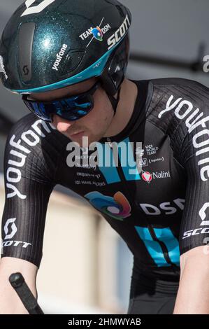 Mark Donovan (team DSM) visto allerta all'inizio del prologo.l'edizione 7th del Tour de la Provence si svolge dal 10 al 13 febbraio 2022. La gara ha 3 tappe e un prologo. Il prologo è un periodo di prova di 7,1 chilometri nella città di Berre-l'etang (Bouches-du-Rhone). Il vincitore del prologo è Filippo Ganna. Credit: SOPA Images Limited/Alamy Live News Foto Stock