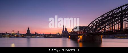 vista panoramica dello skyline di colonia al tramonto Foto Stock