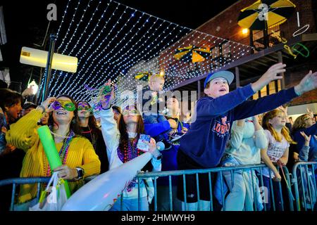 Mobile, Alabama, Stati Uniti. 11th Feb 2022. La gente nella folla grida per lanciare come un galleggiante con i Cavaliers Conde rotola attraverso le strade del centro di Mobile, Alabama USA come parte delle celebrazioni del Mardi Gras il 11 febbraio 2020. Questa è la prima volta in quasi due anni che una sfilata ha rotolato durante la stagione del Mardi Gras come tutte le sfilate dove annullato l'anno scorso a causa della pandemia di Covid-19. Mobile è sede della più antica celebrazione del Mardi Gras del paese, anche prima di quella di New Orleans, Louisiana. (Credit Image: © Dan Anderson/ZUMA Press Wire) Foto Stock