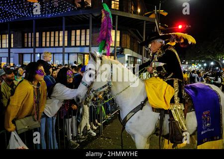 Mobile, Alabama, Stati Uniti. 11th Feb 2022. Un cavaliere con i Conde Cavaliers consente ai membri della folla di accarezzare il suo cavallo mentre la parata scorre per le strade del centro di Mobile, Alabama USA come parte delle celebrazioni del Mardi Gras il 11 febbraio 2020. Questa è la prima volta in quasi due anni che una sfilata ha rotolato durante la stagione del Mardi Gras come tutte le sfilate dove annullato l'anno scorso a causa della pandemia di Covid-19. Mobile è sede della più antica celebrazione del Mardi Gras del paese, anche prima di quella di New Orleans, Louisiana. (Credit Image: © Dan Anderson/ZUMA Press Wire) Foto Stock