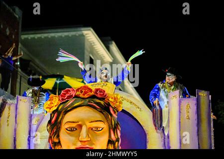 Mobile, Alabama, Stati Uniti. 11th Feb 2022. Un galleggiante con la Conde Cavaliers scorre per le strade del centro di Mobile, Alabama USA come parte delle celebrazioni del Mardi Gras il 11 febbraio 2020. Questa è la prima volta in quasi due anni che una sfilata ha rotolato durante la stagione del Mardi Gras come tutte le sfilate dove annullato l'anno scorso a causa della pandemia di Covid-19. Mobile è sede della più antica celebrazione del Mardi Gras del paese, anche prima di quella di New Orleans, Louisiana. (Credit Image: © Dan Anderson/ZUMA Press Wire) Foto Stock
