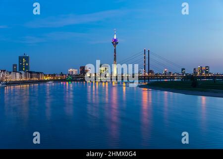 Paesaggio urbano di Dusseldorf all'ora blu della notte Foto Stock