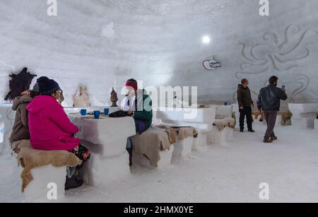 Baramulla, India. 12th Feb 2022. I turisti prendono i pasti all'interno di igloo Cafè a Gulmarg. Con un'altezza di 37,5 piedi e un diametro di 44,5 piedi, un igloo Cafè, dichiarato il worldís più grande, è venuto alla famosa stazione sciistica di Gulmarg a Jammu e Kashmir, ed è diventato un centro di attrazione per i turisti. Credit: SOPA Images Limited/Alamy Live News Foto Stock