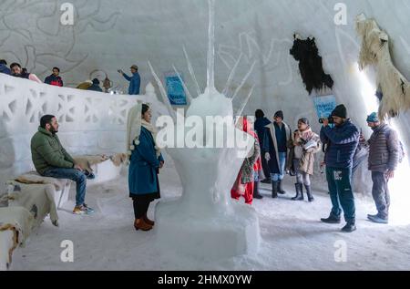 Baramulla, India. 12th Feb 2022. I visitatori hanno visto scattare foto all'interno di igloo Cafè a Gulmarg. Con un'altezza di 37,5 piedi e un diametro di 44,5 piedi, un igloo Cafè, dichiarato il worldís più grande, è venuto alla famosa stazione sciistica di Gulmarg a Jammu e Kashmir, ed è diventato un centro di attrazione per i turisti. Credit: SOPA Images Limited/Alamy Live News Foto Stock
