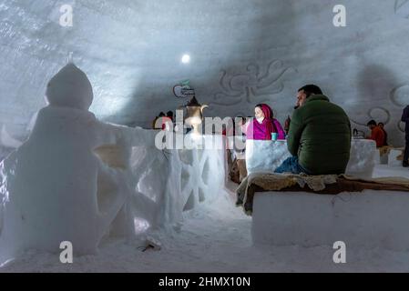 Baramulla, India. 12th Feb 2022. Visitatori visti all'interno di igloo Cafè a Gulmarg. Con un'altezza di 37,5 piedi e un diametro di 44,5 piedi, un igloo Cafè, dichiarato il worldís più grande, è venuto alla famosa stazione sciistica di Gulmarg a Jammu e Kashmir, ed è diventato un centro di attrazione per i turisti. Credit: SOPA Images Limited/Alamy Live News Foto Stock
