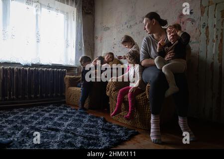 Gornyak, Ucraina. 09th Feb 2022. Il 9 febbraio 2022, Igor ed Eugenia, genitori di 5 bambini di età inferiore ai 8 anni, vivono a circa 10 miglia dalle linee di Donetsk a Gornyak, Ucraina. La famiglia lotta per trovare abbastanza lavoro per cibo e bollette e rimane preoccupata quando le forze militari russe si mobilitano sul confine ucraino. (Foto di Michael Nigro/Sipa USA) Credit: Sipa USA/Alamy Live News Foto Stock