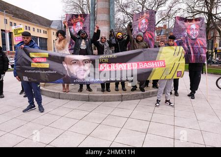 Newport, Gwent, Galles - Sabato 12th Febbraio 2022 - i genitori e i fratelli di Mouayed Bashir alle proteste di oggi - Mouayed Bashir è morto dopo essere stato trattenuto dalla polizia di Gwent nella casa di famiglia a Newport un anno fa nel febbraio 2021 - l'Ufficio indipendente per la condotta della polizia ( IOPC ) sta ancora indagando sulla morte. Foto Steven Maggio / Alamy Live News Foto Stock