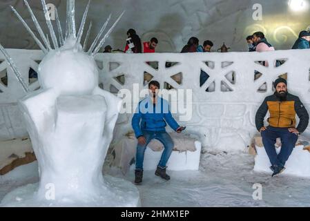 Baramulla, India. 12th Feb 2022. Gli uomini siedono all'interno di igloo Cafè a Gulmarg. Con un'altezza di 37,5 piedi e un diametro di 44,5 piedi, un igloo Cafè, dichiarato il worldís più grande, è venuto alla famosa stazione sciistica di Gulmarg a Jammu e Kashmir, ed è diventato un centro di attrazione per i turisti. (Foto di Idrees Abbas/SOPA Images/Sipa USA) Credit: Sipa USA/Alamy Live News Foto Stock