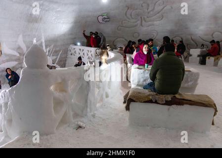 Baramulla, India. 12th Feb 2022. Visitatori visti all'interno di igloo Cafè a Gulmarg. Con un'altezza di 37,5 piedi e un diametro di 44,5 piedi, un igloo Cafè, dichiarato il worldís più grande, è venuto alla famosa stazione sciistica di Gulmarg a Jammu e Kashmir, ed è diventato un centro di attrazione per i turisti. (Foto di Idrees Abbas/SOPA Images/Sipa USA) Credit: Sipa USA/Alamy Live News Foto Stock