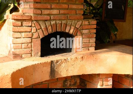 Una foto di un braciere di mattoni è stata scattata in una casa di campagna. La foto mostra che l'area barbecue è una parte importante della casa. Foto Stock