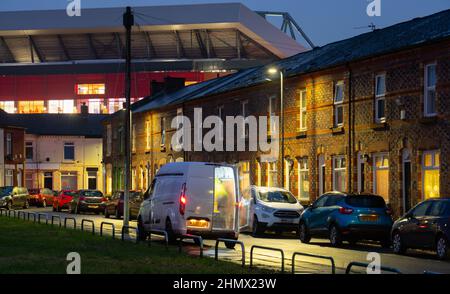 Liverpool Football Club's Main Stand at Anfield, che torreggia sopra i suoi vicini di casa a schiera vittoriana in Gurnall Street. Immagine scattata nel dicembre 2021. Foto Stock