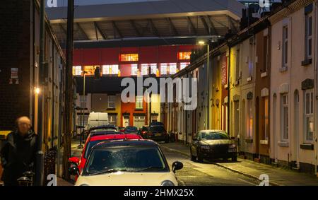 Liverpool Football Club's Main Stand at Anfield, che torreggia sopra i suoi vicini di casa vittoriana in Randolph Street. Immagine scattata nel dicembre 2021. Foto Stock