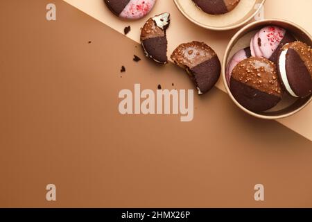 Dessert Whoopie torta in scatole su sfondo colorato Foto Stock