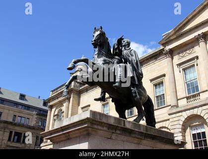 Statua equestre del Duca di Wellington, di John Steell, svelata nel 1852, fuori dalla Register House a Princes Street, Edimburgo, Scozia, Regno Unito Foto Stock