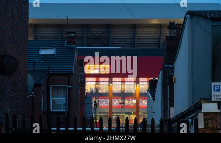 Liverpool Football Club's Main Stand at Anfield, che torreggia sopra le vicine case a schiera. Immagine scattata nel dicembre 2021. Foto Stock