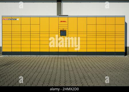 Stazione di imballaggio pacchi DHL. Foto Stock