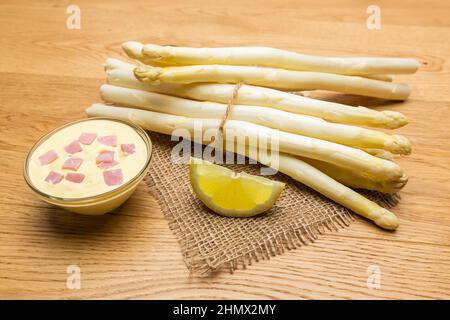 Asparagi bianchi con salsa di agrande Foto Stock