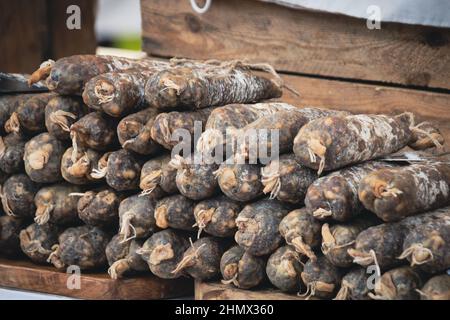 mucchio di salsicce secche su un mercato Foto Stock