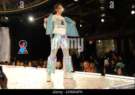 “GUARDA”: Il Bartschland di Susanne Bartsch debutto Presentazione alla Runway 7 a NYFW il 2/11/22 - New York Fashion Week, foto di Nadja Sayej Foto Stock