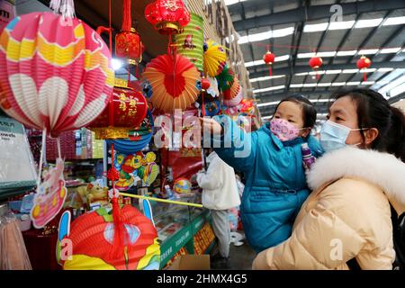 Lianyungang, provincia cinese di Jiangsu. 12th Feb 2022. La gente sceglie le lanterne ad una fiera delle lanterne a Lianyungang City, provincia di Jiangsu della Cina orientale, 12 febbraio 2022. Vari eventi si svolgono in tutta la Cina per celebrare il prossimo Festival delle Lanterne. Credit: Wang Chun/Xinhua/Alamy Live News Foto Stock