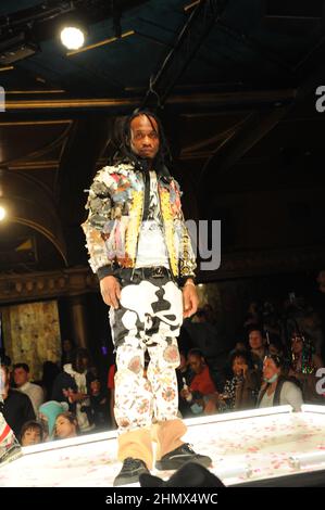 “GUARDA”: Il Bartschland di Susanne Bartsch debutto Presentazione alla Runway 7 a NYFW il 2/11/22 - New York Fashion Week, foto di Nadja Sayej Foto Stock