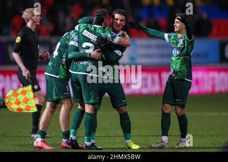 LEEUWARDEN, PAESI BASSI - FEBBRAIO 12: Maikel Van der Werff di PEC Zwolle, Bram van Polen di PEC Zwolle, i giocatori di PEC Zwolle celebrano la vittoria durante la partita olandese Eredivie tra SC Cambuur e PEC Zwolle a Cambuur Stadion il 12 febbraio 2022 a Leeuwarden, Paesi Bassi (Foto di Henk Jan Dijks/Orange Pictures) Foto Stock