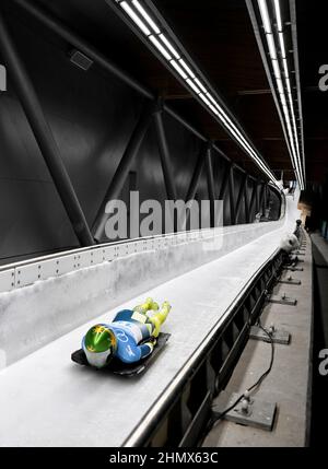 Pechino, Cina. 12th Feb 2022. Jaclyn Narracott of Australia compete durante il calore delle donne scheletriche delle Olimpiadi invernali di Pechino 2022 al National Sliding Centre nel distretto di Yanqing, Pechino, capitale della Cina, 12 febbraio 2022. Credit: HE Changshan/Xinhua/Alamy Live News Foto Stock