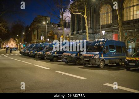 Parigi, Francia - 11 febbraio 2022 : Vista di furgoni di polizia parcheggiati fuori del tribunale nazionale di Parigi Francia Foto Stock