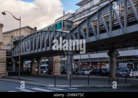 Parigi, Francia - 11 febbraio 2022 : Vista di un treno metropolitano di passaggio, nel centro di Parigi Francia Foto Stock