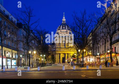 Parigi, Francia - 11 febbraio 2022 : veduta della splendida Cappella della Sorbona illuminata vicino alla famosa università di Parigi Foto Stock