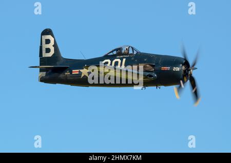 Grumman Bearcat, Grumman F8F Bearcat, aereo da caccia G-RUMM della Collezione Fighter che vola a un'airshow a Duxford, Regno Unito. Schema colore blu US Navy Foto Stock