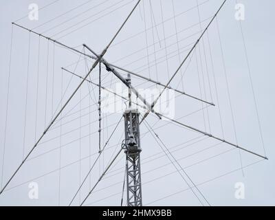 Un'antenna radio HAM alta con un po' di neve. Primo piano. Foto Stock