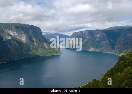 Flåm, Norvegia. Situato a 30 minuti di auto da Flåm, il punto panoramico di Stegastein offre una vista spettacolare sul fiordo Aurlandsfjord. Foto Stock