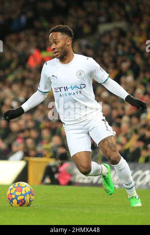 Norwich, Regno Unito. 12th Feb 2022. Raheem Sterling di Manchester City in azione durante il gioco. Premier League Match, Norwich City contro Manchester City a Carrow Road a Norwich sabato 12th febbraio 2022. Questa immagine può essere utilizzata solo a scopo editoriale. Solo per uso editoriale, licenza richiesta per uso commerciale. Nessun uso in scommesse, giochi o un singolo club/campionato/player pubblicazioni. pic di Steffan Bowen/Andrew Orchard sport fotografia/Alamy Live news credito: Andrew Orchard sport fotografia/Alamy Live News Foto Stock