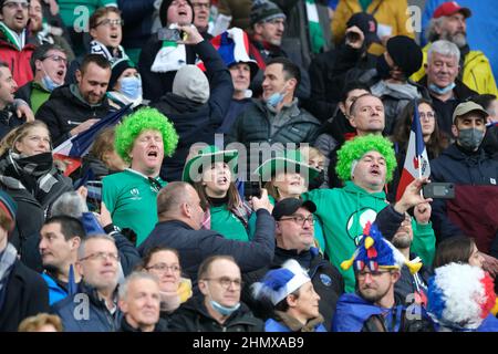 Parigi, Francia. 12 febbraio 2022, Saint Denis, Seine Saint Denis, Francia: Fan irlandesi che cantano l'inno durante il torneo di rugby Guinness Six Nations tra Francia e Irlanda allo Stade de France - St Denis - France.France ha vinto le 30:24 (Credit Image: © Pierre Stevenin/ZUMA Press Wire) Credit: ZUMA Press, Inc./Alamy Live News Foto Stock