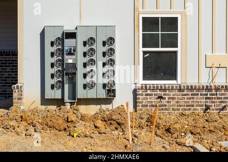 Scatto orizzontale di nuovi contatori elettrici per appartamenti in costruzione. Foto Stock