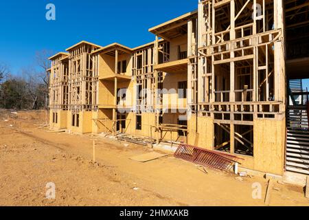 Immagine orizzontale del legno di un nuovo edificio di appartamenti. Foto Stock