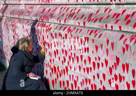 I nomi di scrittura femminile sul National COVID Memorial Wall dipinto con cuori rossi in bella giornata di sole . Westminster, Londra , Regno Unito . Foto Stock