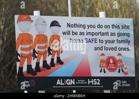 Denham, Buckinghamshire, Regno Unito. 12th Febbraio, 2022. Un avviso di salute e sicurezza al di fuori del composto HS2. I lavori di costruzione proseguono sulla ferrovia ad alta velocità HS2 a Denham. Le casseforme metalliche sono in costruzione presso i moli Viaduct di Colne Valley al largo del A412. Il Viadotto avrà una lunghezza di 3,4km e 56 moli in cemento per sostenere il Viadotto su cui verranno eseguiti i treni ad alta velocità. Credit: Maureen McLean/Alamy Foto Stock