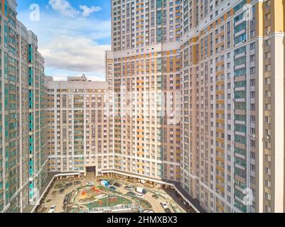 Cortile di un edificio a più piani Foto Stock