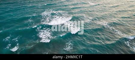Vista aerea delle onde di mare schiumose Foto Stock