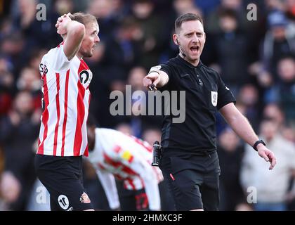 Carl Winchester di Sunderland (a sinistra) reagisce come arbitro Simon Mather assegna una penalità all'AFC Wimbledon durante la partita della Sky Bet League One al Cherry Red Records Stadium di Londra. Data foto: Sabato 12 febbraio 2022. Foto Stock