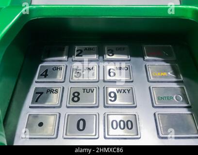 Primo piano di un bancomat. Tastiera e inserire la scheda. Foto Stock