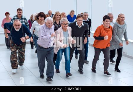 un gruppo di anziani si preparano a correre. Foto Stock