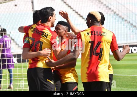 Tunisi, Tunisia. 12th Feb 2022. I giocatori sportivi di Esperance festeggiano un gol durante la partita di calcio CAF Champions League 2021 - 22 tra Esperance sportiva Tunisia e Jwaneng Galaxy Football Club a Rades. (Punteggio finale: Esperance sportive 4:0 Jwaneng Galaxy Football Club) Credit: SOPA Images Limited/Alamy Live News Foto Stock