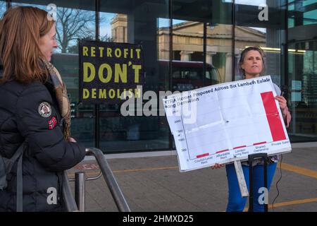 Londra, Regno Unito. 12 Feb 2011. I residenti e i sostenitori di Central Hill Estate presso Homes for Lambeth Offices a Brixton chiedono a Lambeth di smettere di demolire l'edilizia sociale e di dare contratti a Savills per controllare il patrimonio immobiliare. Hanno in programma di distruggere le comunità, con enormi danni ambientali per costruire quasi 3.000 proprietà di investimento, ma al di sotto di 200 case a livello di consiglio. La ristrutturazione delle proprietà esistenti è più economica, più rapida, mantiene le comunità e ha un impatto ambientale estremamente ridotto. Peter Marshall/Alamy Live News Foto Stock