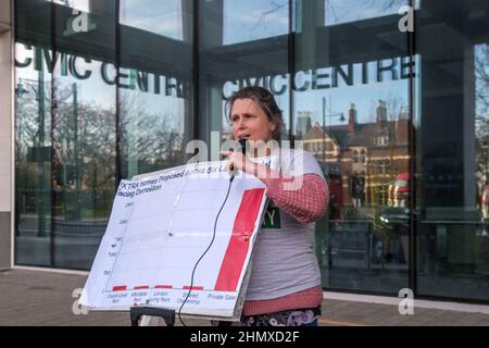 Londra, Regno Unito. 12 Feb 2011. I residenti e i sostenitori di Central Hill Estate presso Homes for Lambeth Offices a Brixton chiedono a Lambeth di smettere di demolire l'edilizia sociale e di dare contratti a Savills per controllare il patrimonio immobiliare. Hanno in programma di distruggere le comunità, con enormi danni ambientali per costruire quasi 3.000 proprietà di investimento, ma al di sotto di 200 case a livello di consiglio. La ristrutturazione delle proprietà esistenti è più economica, più rapida, mantiene le comunità e ha un impatto ambientale estremamente ridotto. Peter Marshall/Alamy Live News Foto Stock