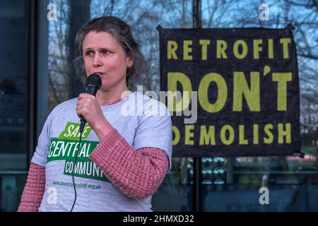 Londra, Regno Unito. 12 Feb 2011. I residenti e i sostenitori di Central Hill Estate presso Homes for Lambeth Offices a Brixton chiedono a Lambeth di smettere di demolire l'edilizia sociale e di dare contratti a Savills per controllare il patrimonio immobiliare. Hanno in programma di distruggere le comunità, con enormi danni ambientali per costruire quasi 3.000 proprietà di investimento, ma al di sotto di 200 case a livello di consiglio. La ristrutturazione delle proprietà esistenti è più economica, più rapida, mantiene le comunità e ha un impatto ambientale estremamente ridotto. Peter Marshall/Alamy Live News Foto Stock